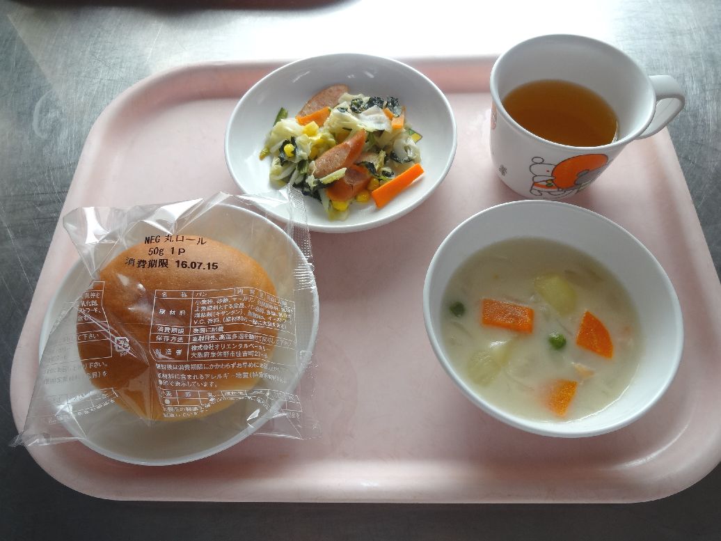 こども園の給食「<span>パン クリームシチュー ウインナーソテー おにぎり</span>」