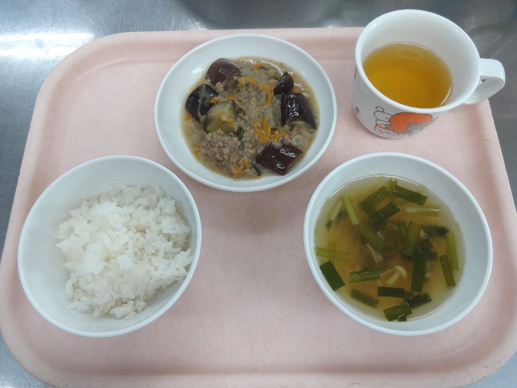 こども園の給食「<span>ごはん マーボーナス 華風スープ 菓子</span>」