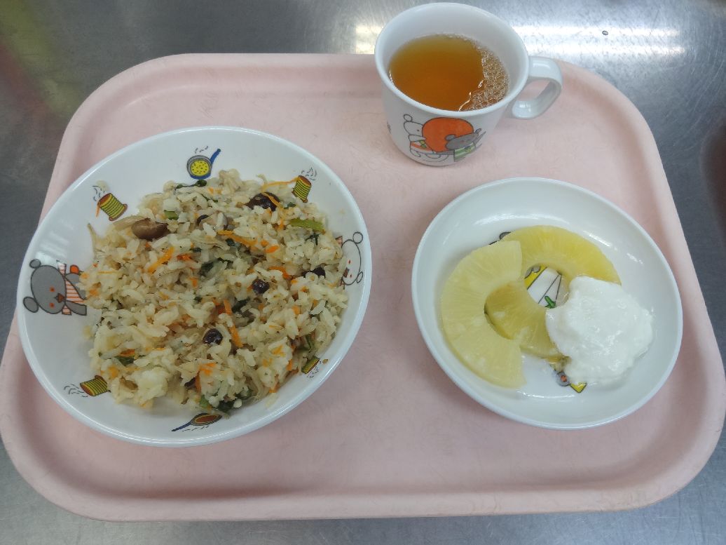こども園の給食「<span>じゃこピラフ パイン缶とヨーグルト 菓子</span>」