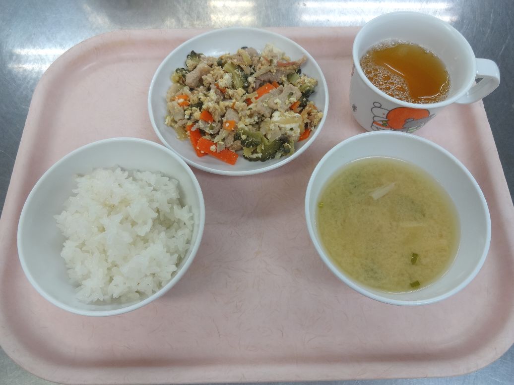 こども園の給食「<span>ごはん ゴーヤチャンプルー 味噌汁 菓子	</span>」