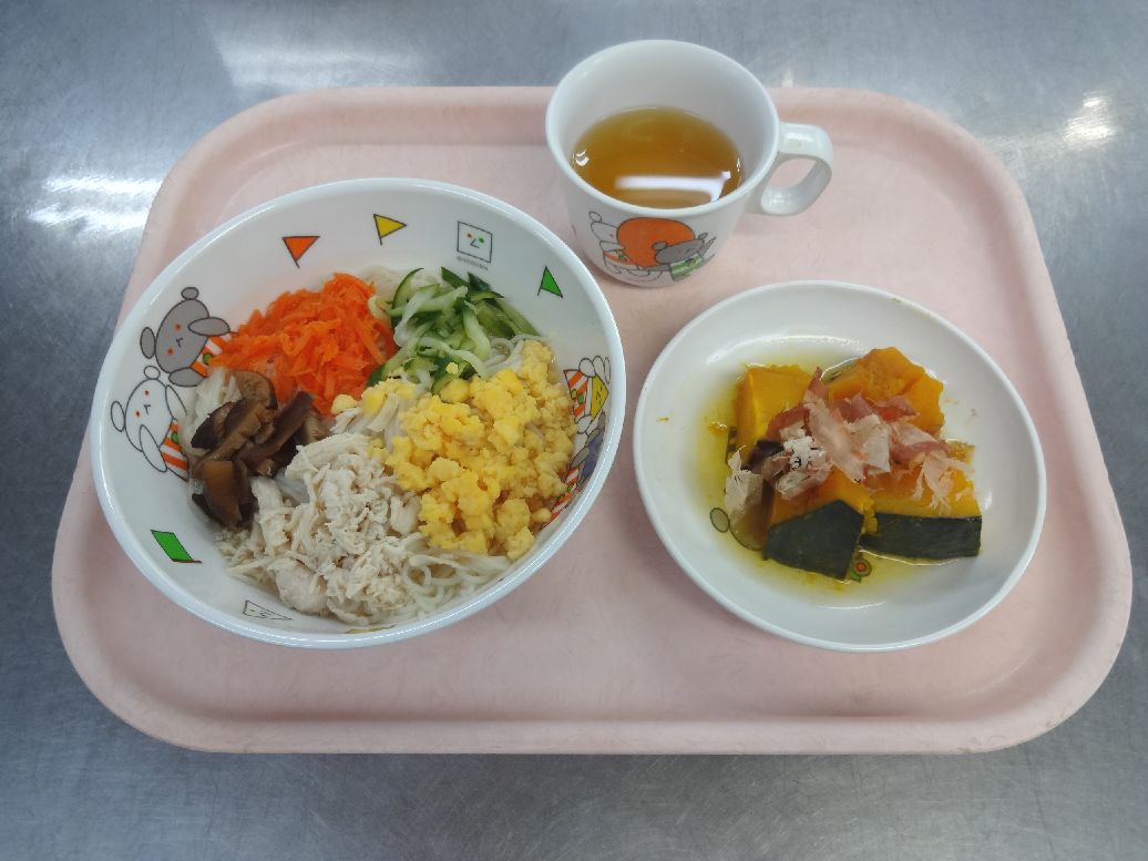 こども園の給食「<span>ぶっかけそうめん 南瓜の土佐煮 おぐらサンド</span>」