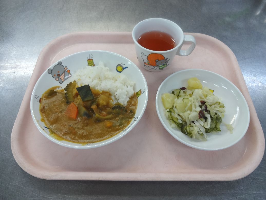こども園の給食「<span>夏野菜カレー フレンチサラダ みかんゼリー</span>」