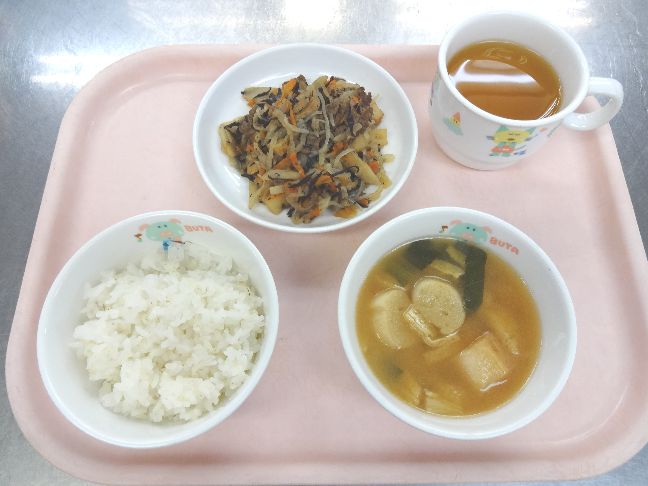 こども園の給食「<span>ごはん　牛肉とひじきの炒め煮　味噌汁</span>」