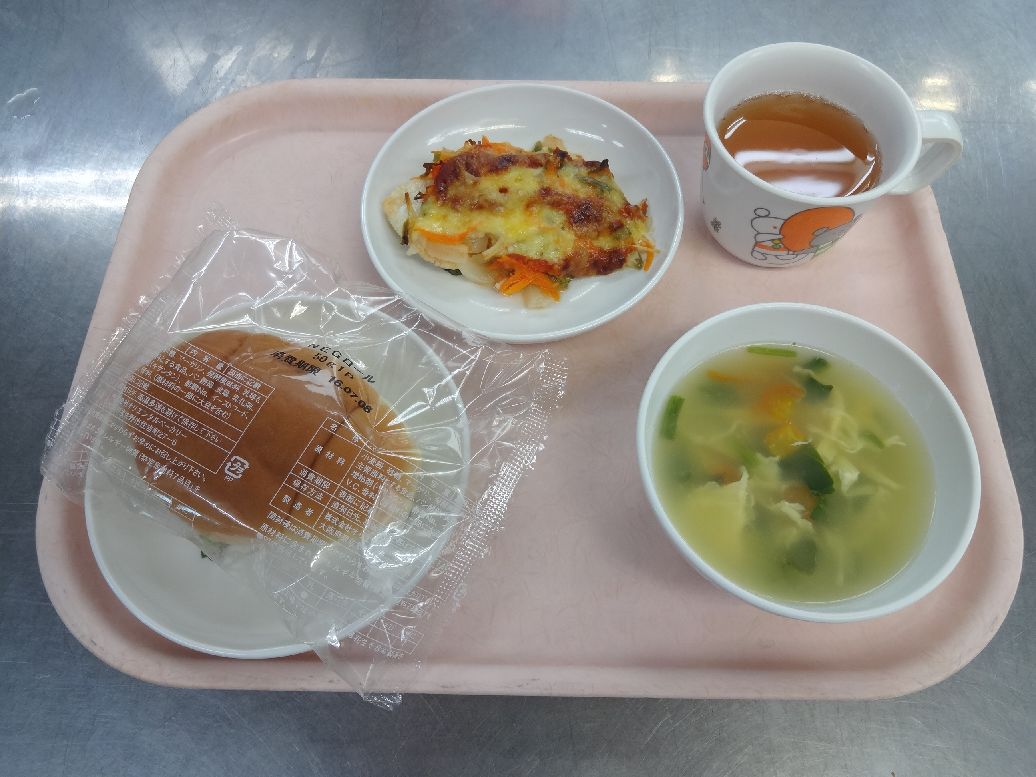 こども園の給食「<span>パン 魚のチーズ焼 卵スープ わらびもち	</span>」