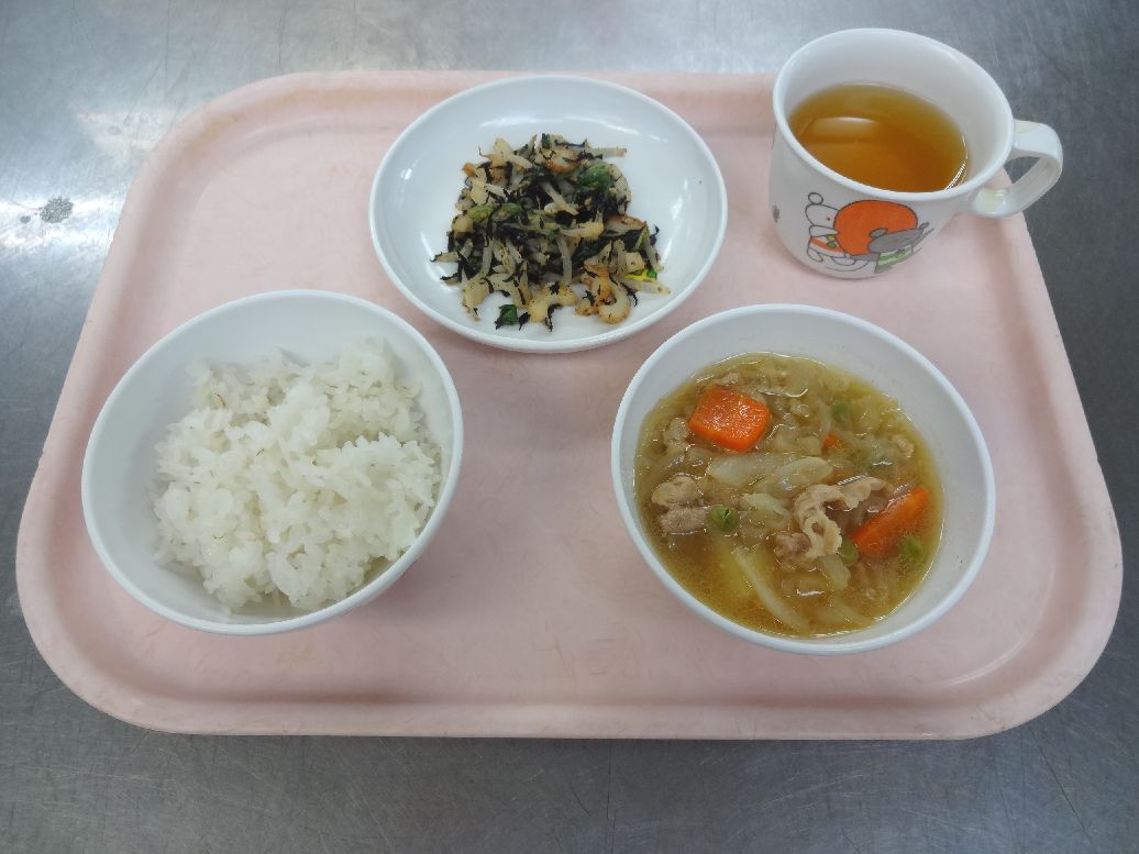 こども園の給食「<span>ごはん 豚じゃが ごま和え 菓子</span>」