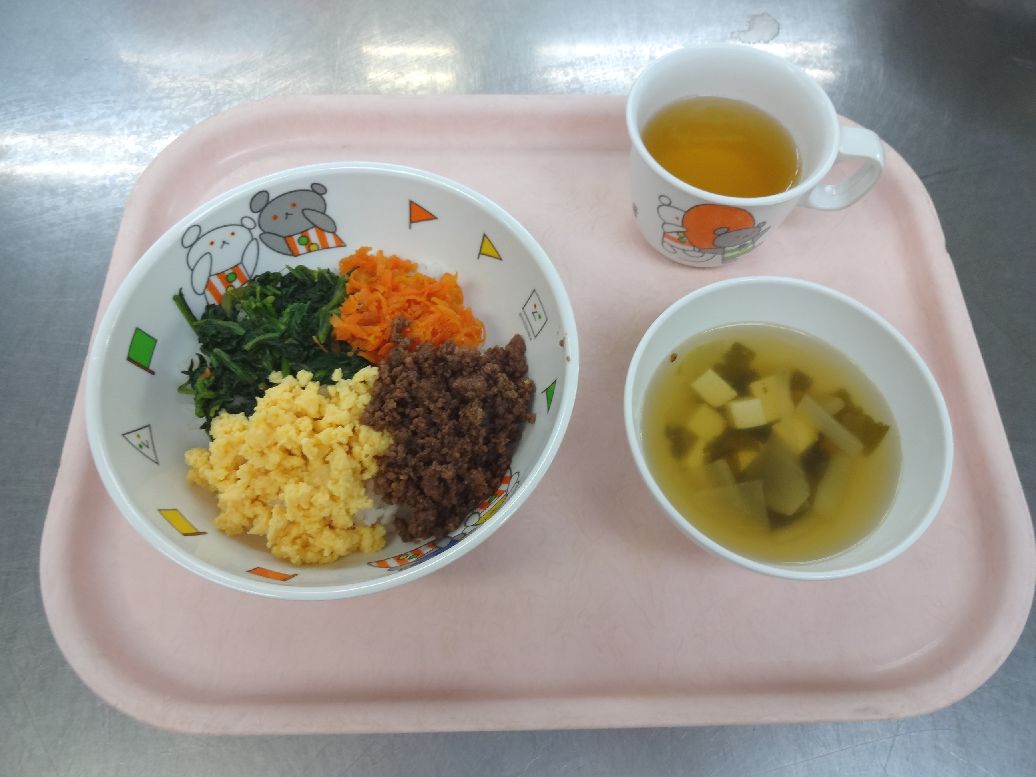 こども園の給食「<span>そぼろごはん わかめスープ 菓子</span>」
