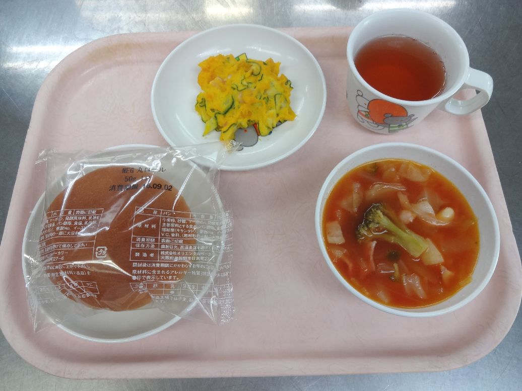 こども園の給食「<span>パン ミネストローネ風ポトフ 南瓜のサラダ 2日 ゆでとうもろこし 30日 菓子</span>」