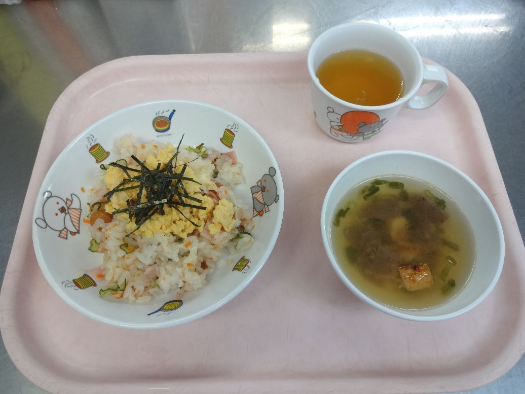 こども園の給食「<span>洋風ちらし 五目汁 3日 果物 17・31日 リッツとジャム</span>」