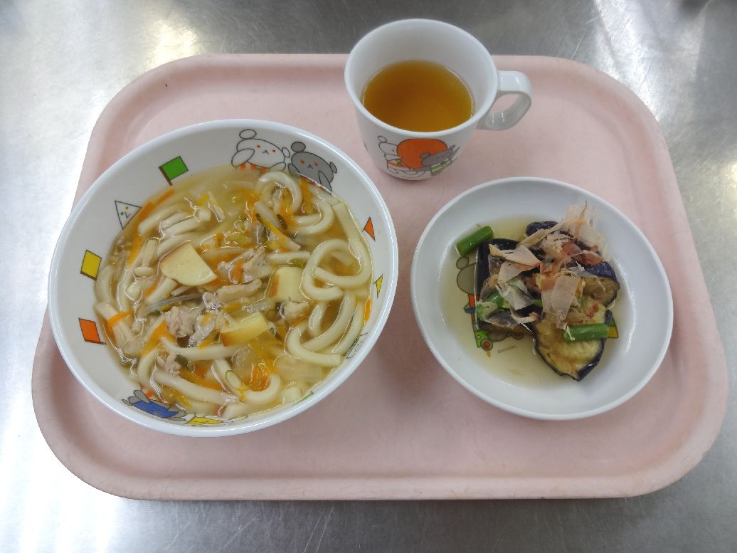 こども園の給食「<span>かやくうどん 揚げなす みかんヨーグルト</span>」