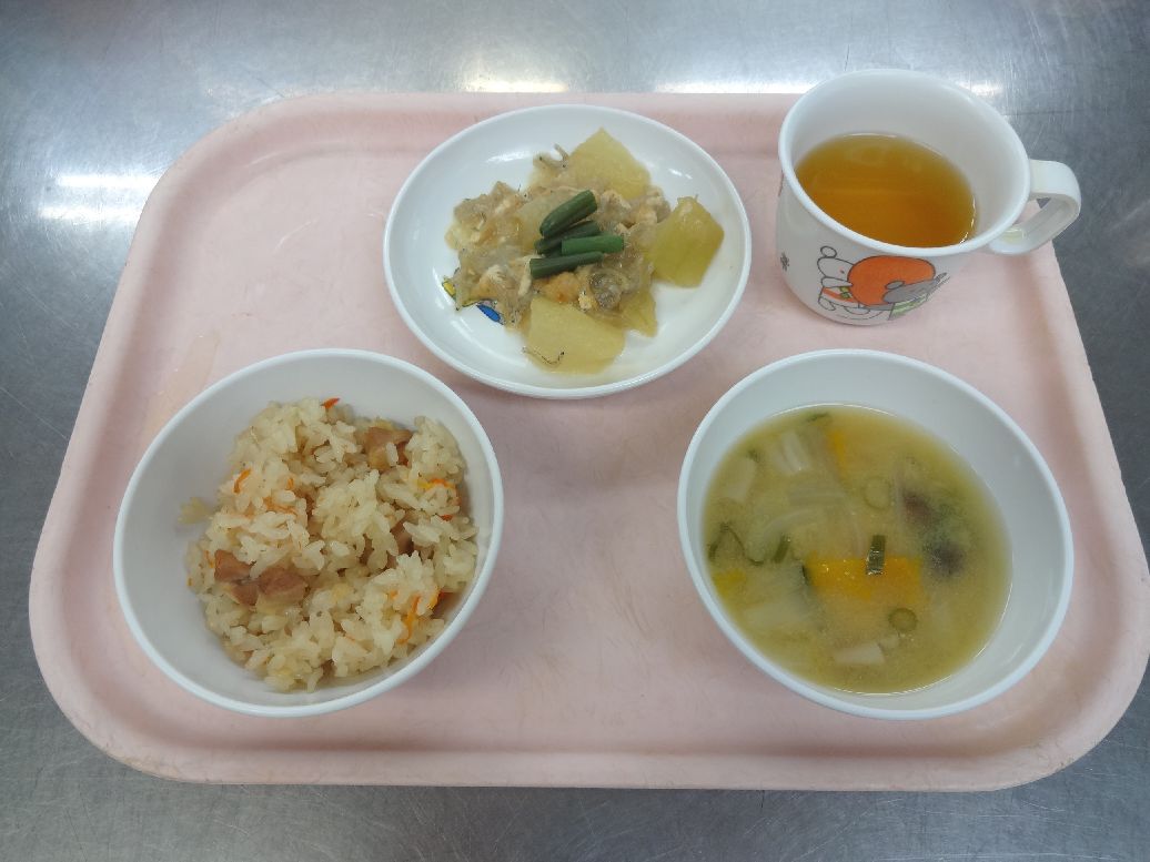 こども園の給食「<span>炊き込みごはん 冬瓜の煮物 味噌汁 菓子</span>」