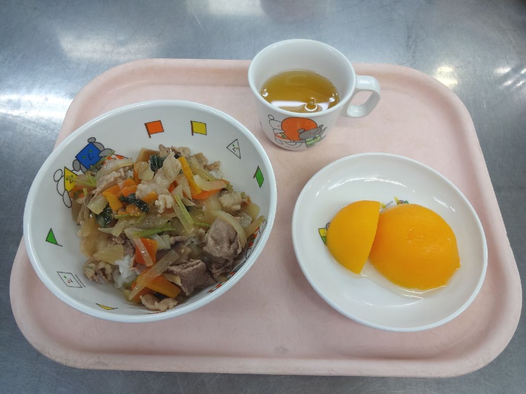 こども園の給食「<span>牛丼 桃缶 菓子</span>」