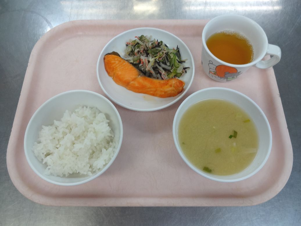 こども園の給食「<span>ごはん 焼魚 酢の物 味噌汁 菓子</span>」