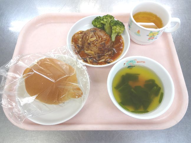 こども園の給食「<span>パン　ハンバーグきのこソースかけ　野菜スープ</span>」