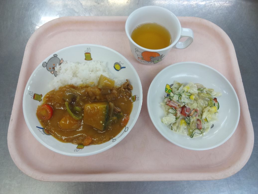 こども園の給食「<span>夏野菜カレー シーザーサラダ 牛乳プリン</span>」