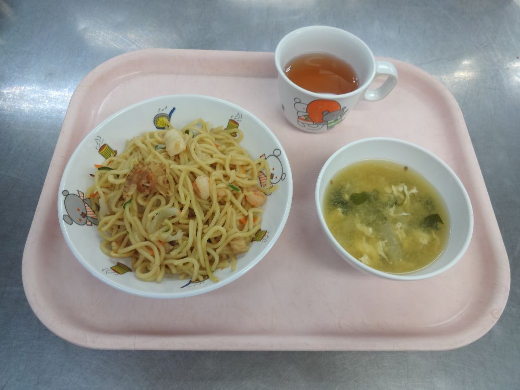 こども園の給食「<span>シーフード焼きそば わか玉スープ 菓子パン</span>」
