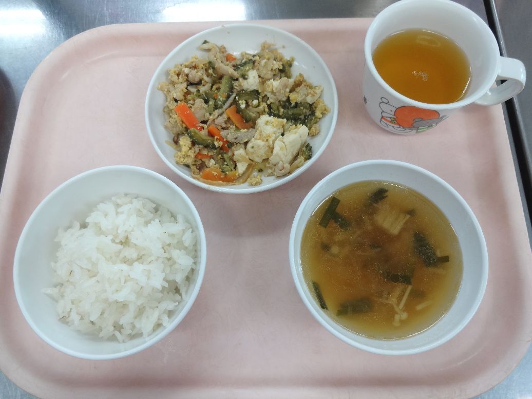 こども園の給食「<span>ごはん ゴーヤチャンプルー 春雨スープ 菓子</span>」