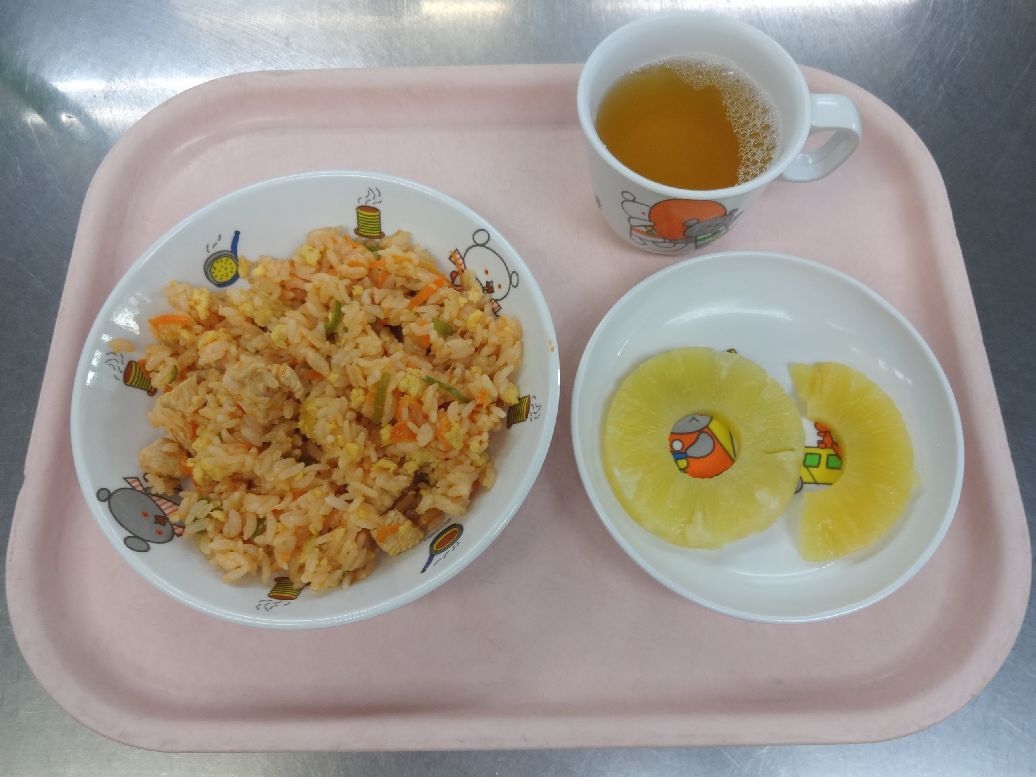 こども園の給食「<span>チキンライス パイン缶 菓子</span>」