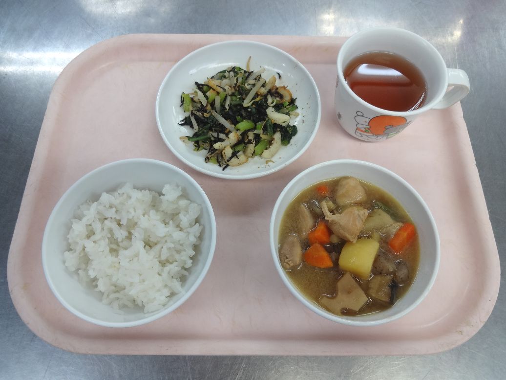 こども園の給食「<span>ごはん 筑前煮 ごま和え 菓子</span>」