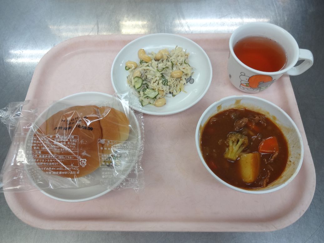 こども園の給食「<span>パン ビーフシチュー カミカミサラダ みたらし団子</span>」