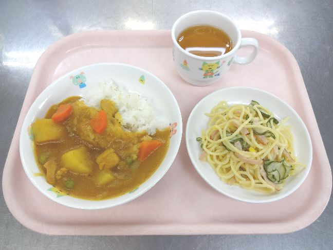 こども園の給食「<span>チキンカレー　スパゲティサラダ</span>」