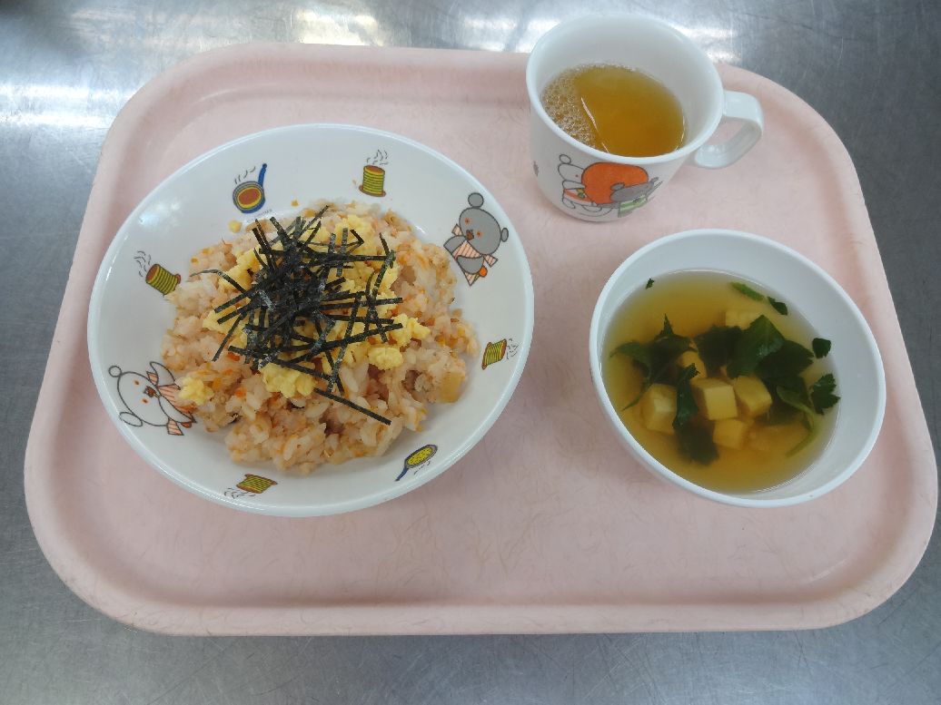 こども園の給食「<span>鮭寿司 すまし汁 蒸しパン</span>」