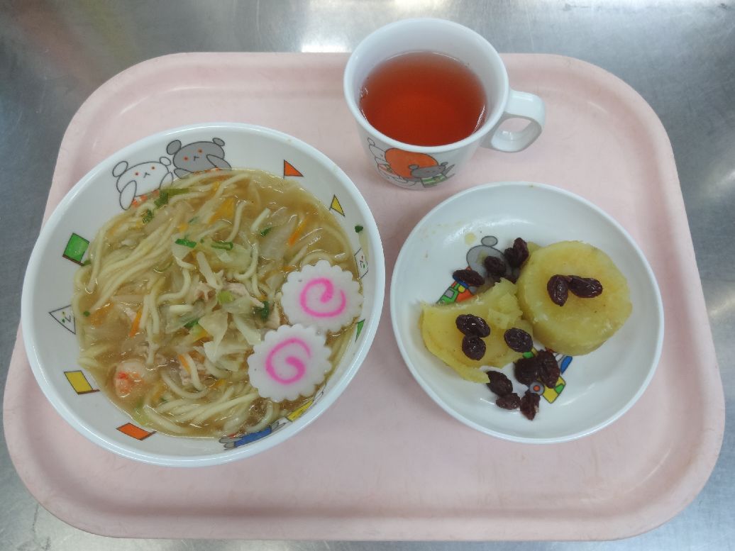 こども園の給食「<span>野菜ラーメン さつま芋の甘煮 フルーチェ</span>」
