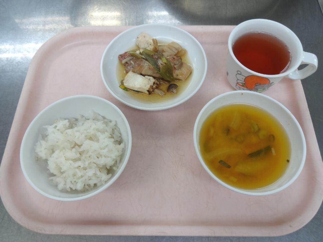 こども園の給食「<span>ごはん 煮魚 味噌汁 菓子</span>」