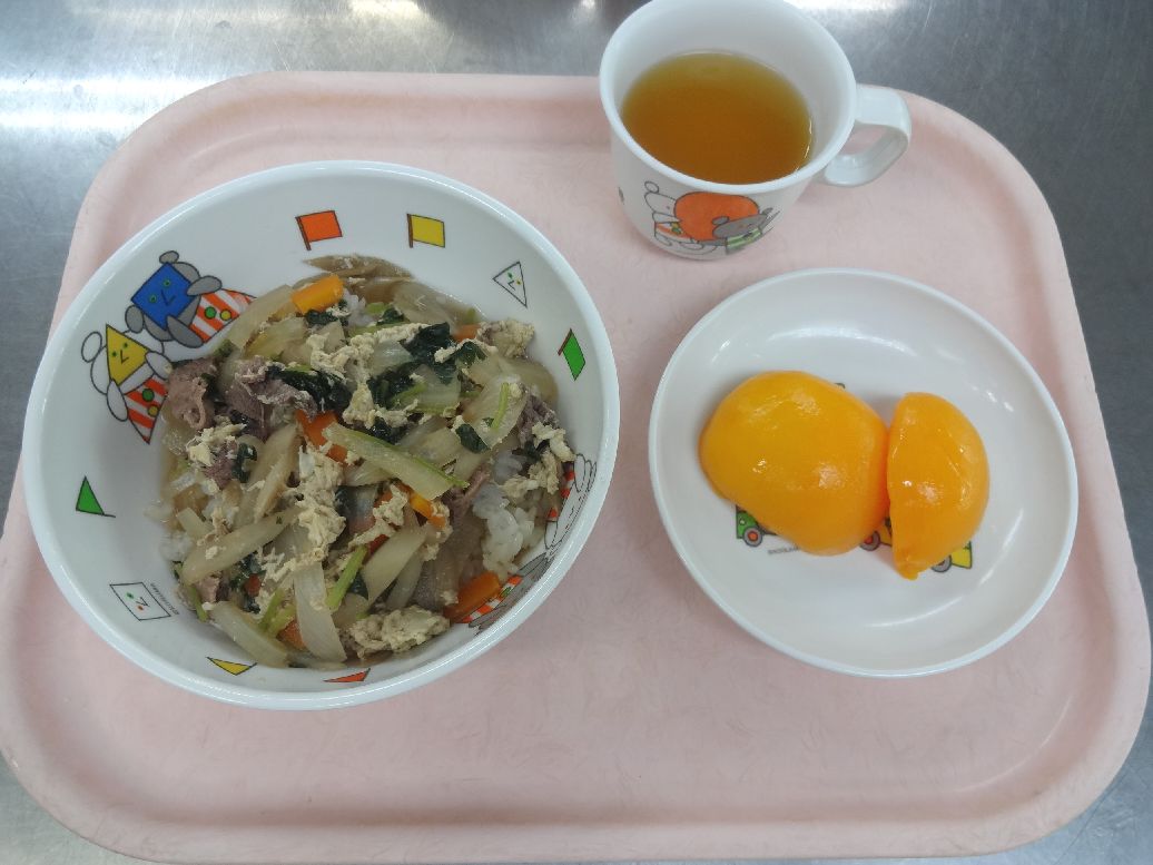 こども園の給食「<span>他人丼 桃缶 菓子</span>」