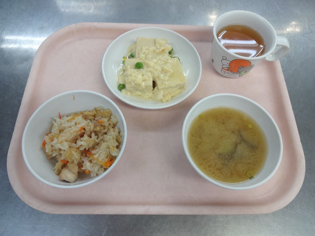 こども園の給食「<span>炊き込みごはん 高野豆腐の卵とじ 味噌汁 菓子</span>」