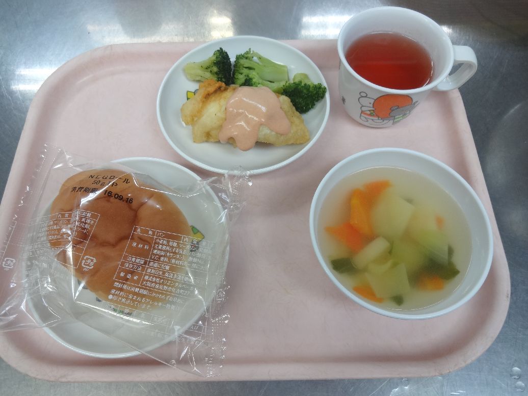 こども園の給食「<span>魚のフリッター 野菜スープ おにぎり</span>」