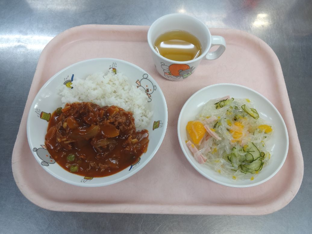 こども園の給食「<span>きのこのハヤシライス シルバーサラダ じゃが芋のチーズ焼き</span>」