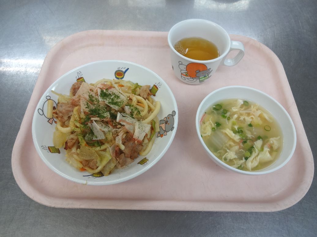 こども園の給食「<span>焼うどん かき玉汁 1・29日 ジャムサンド 15日 生菓子</span>」