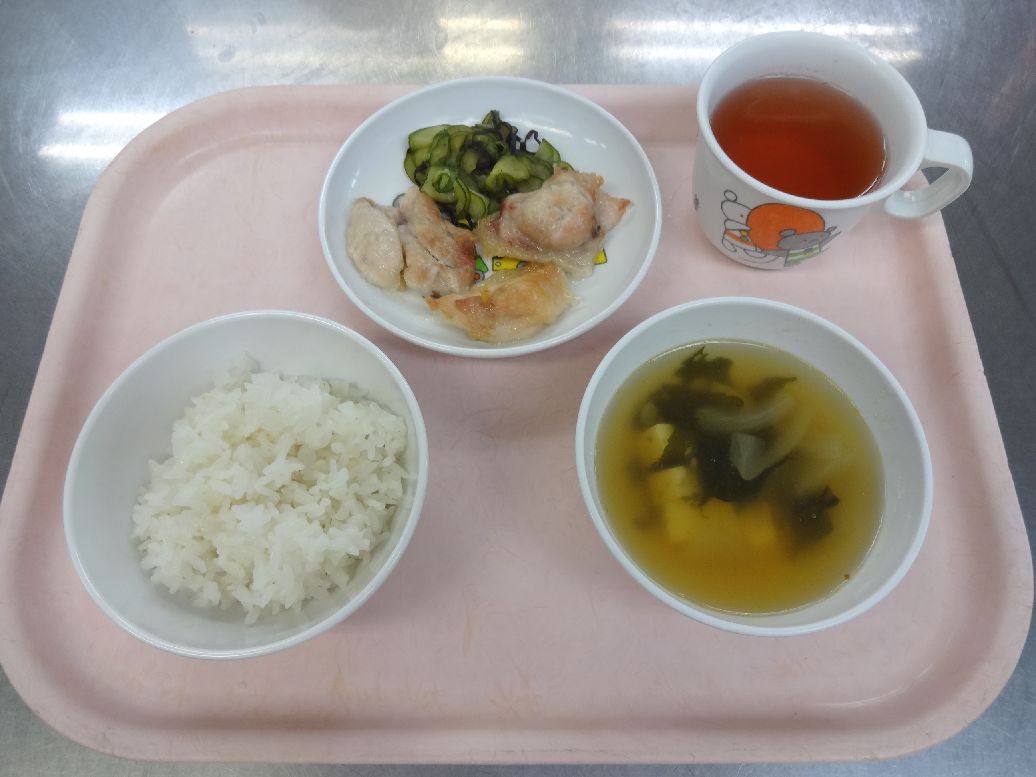 こども園の給食「<span>ごはん 鶏の塩焼き きゅうりの昆布和え わかめスープ 菓子</span>」