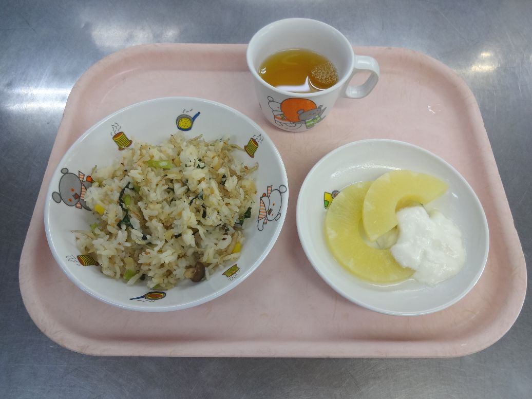 こども園の給食「<span>じゃこピラフ パイン缶とヨーグルト 菓子</span>」