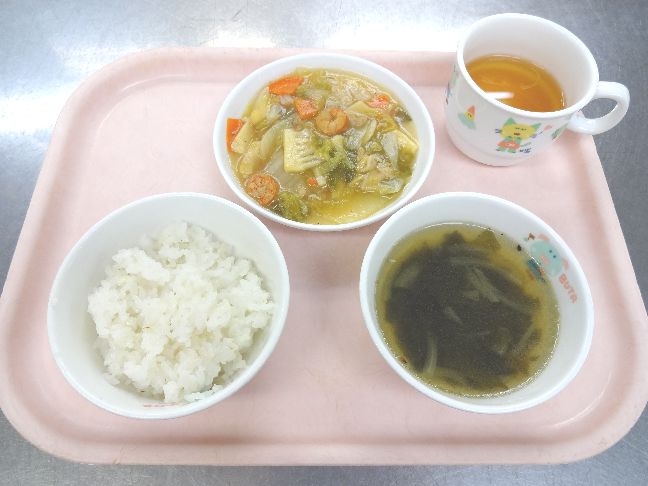 こども園の給食「<span>ごはん　八宝菜　わかめスープ</span>」