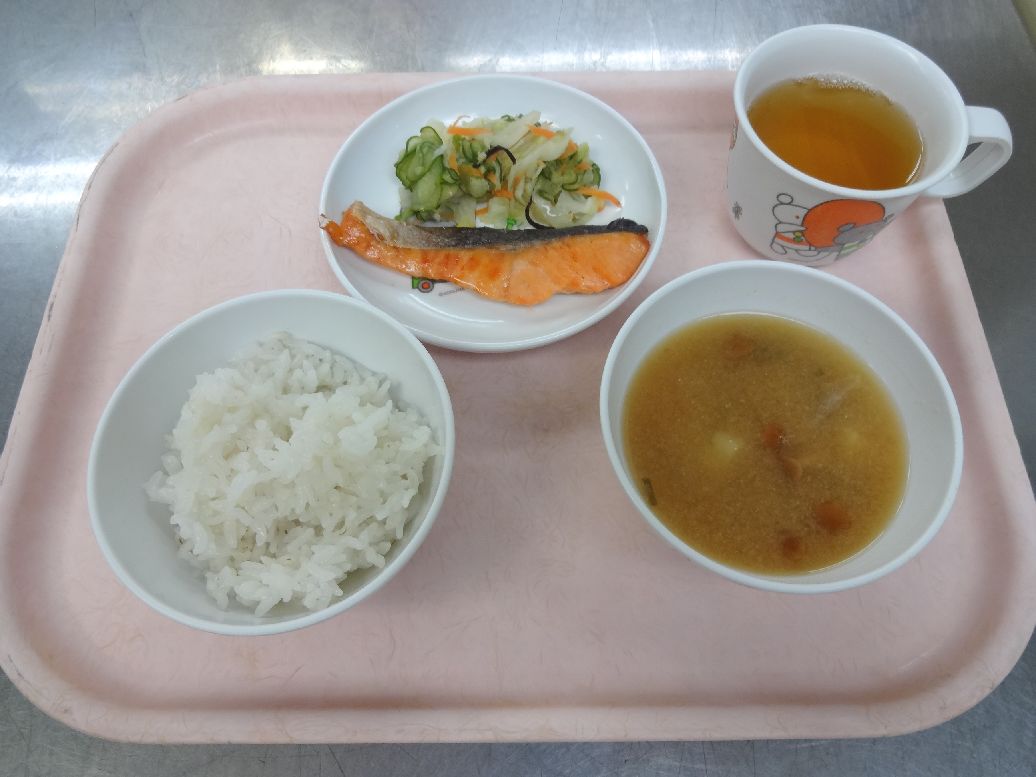 こども園の給食「<span>ごはん 焼魚 キャベツの塩昆布和え 味噌汁 菓子</span>」