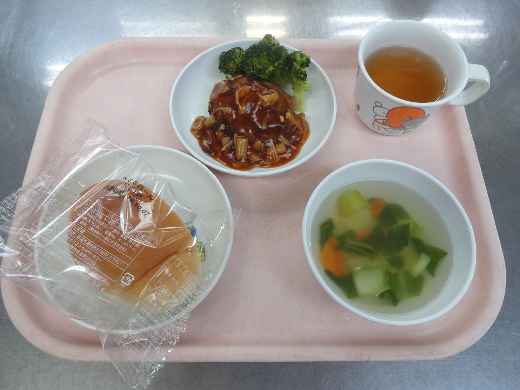 こども園の給食「<span>パン きのこソースのハンバーグ 野菜スープ 白玉団子のきなこ和え</span>」