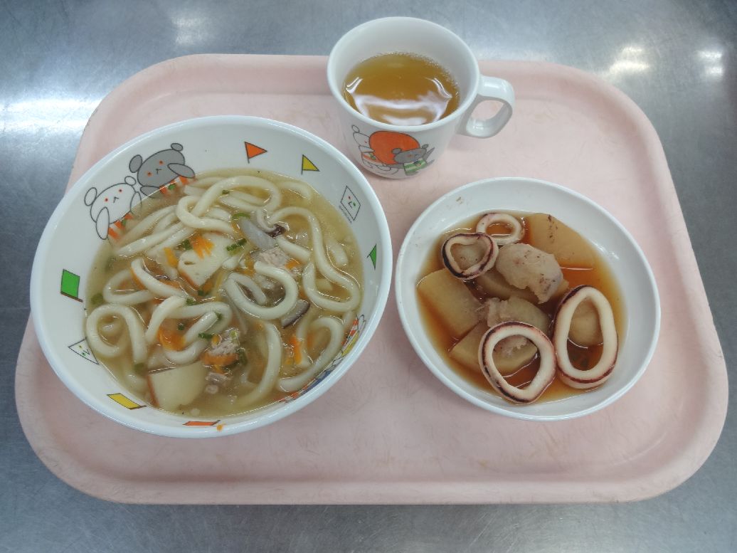 こども園の給食「<span>かやくうどん 里芋といかの煮物 6日 スイートポテト 20日 ふかし芋</span>」
