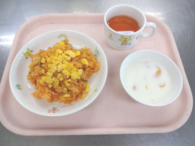 こども園の給食「<span>チキンライス　みかんヨーグルト</span>」