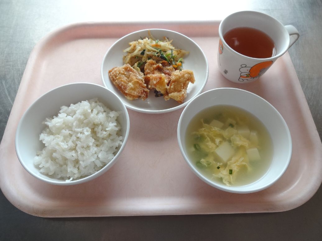 こども園の給食「<span>ごはん から揚げ ナムル 卵スープ 菓子</span>」