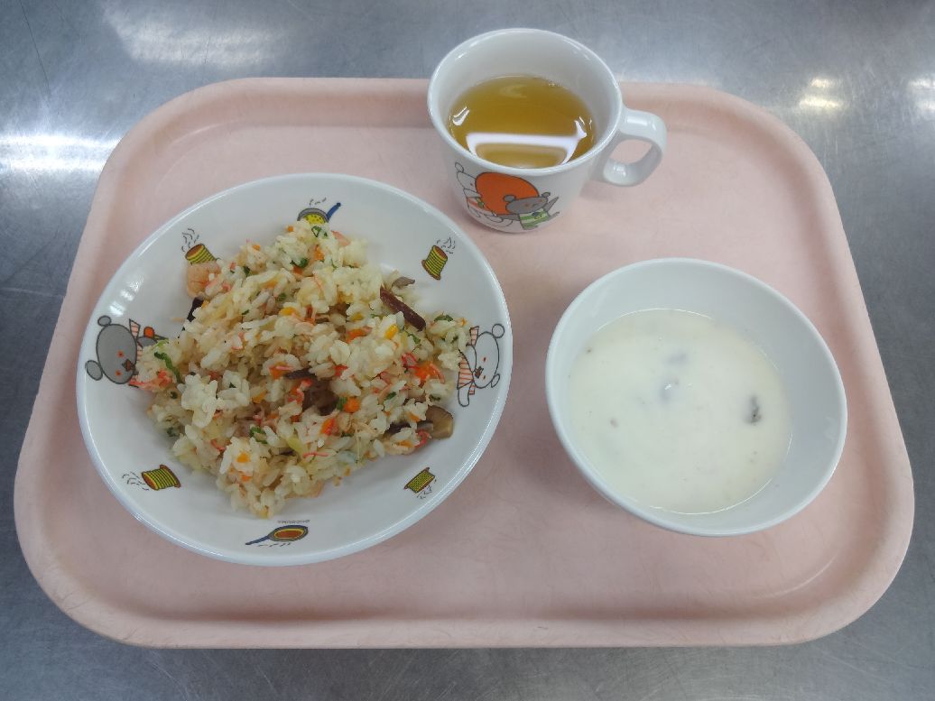 こども園の給食「<span>五目チャーハン レーズンヨーグルト 菓子</span>」