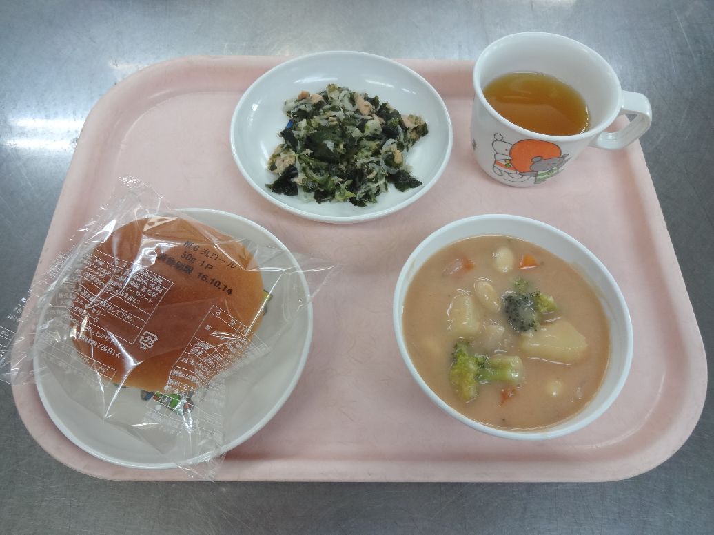 こども園の給食「<span>パン ビーフビーンズ わかめサラダ おにぎり</span>」