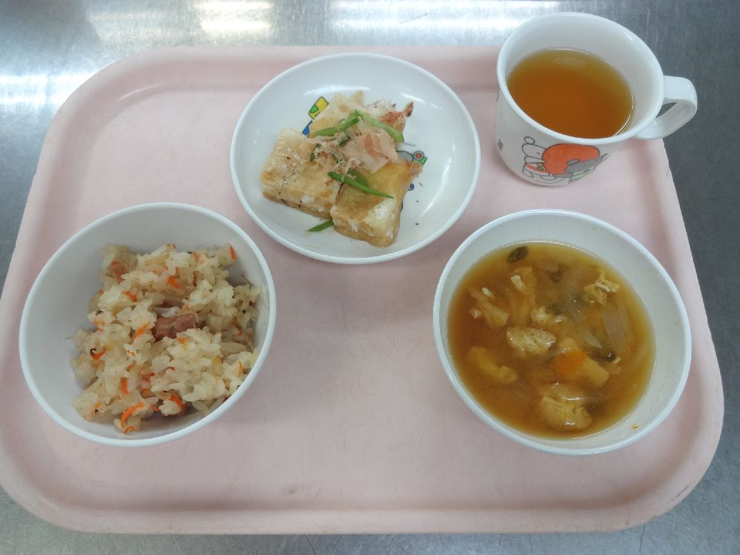 こども園の給食「<span>きのこごはん 揚げだし豆腐 味噌汁 菓子</span>」