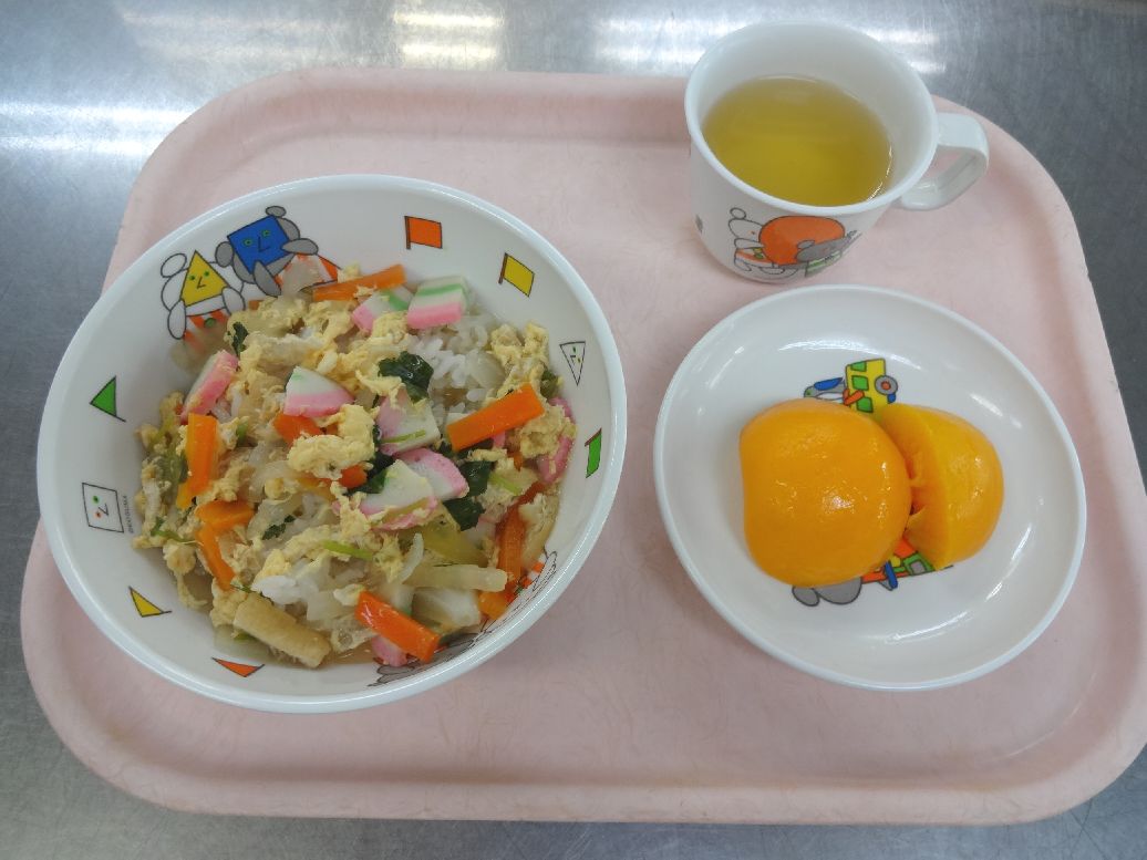 こども園の給食「<span>木の葉丼 桃缶 菓子</span>」