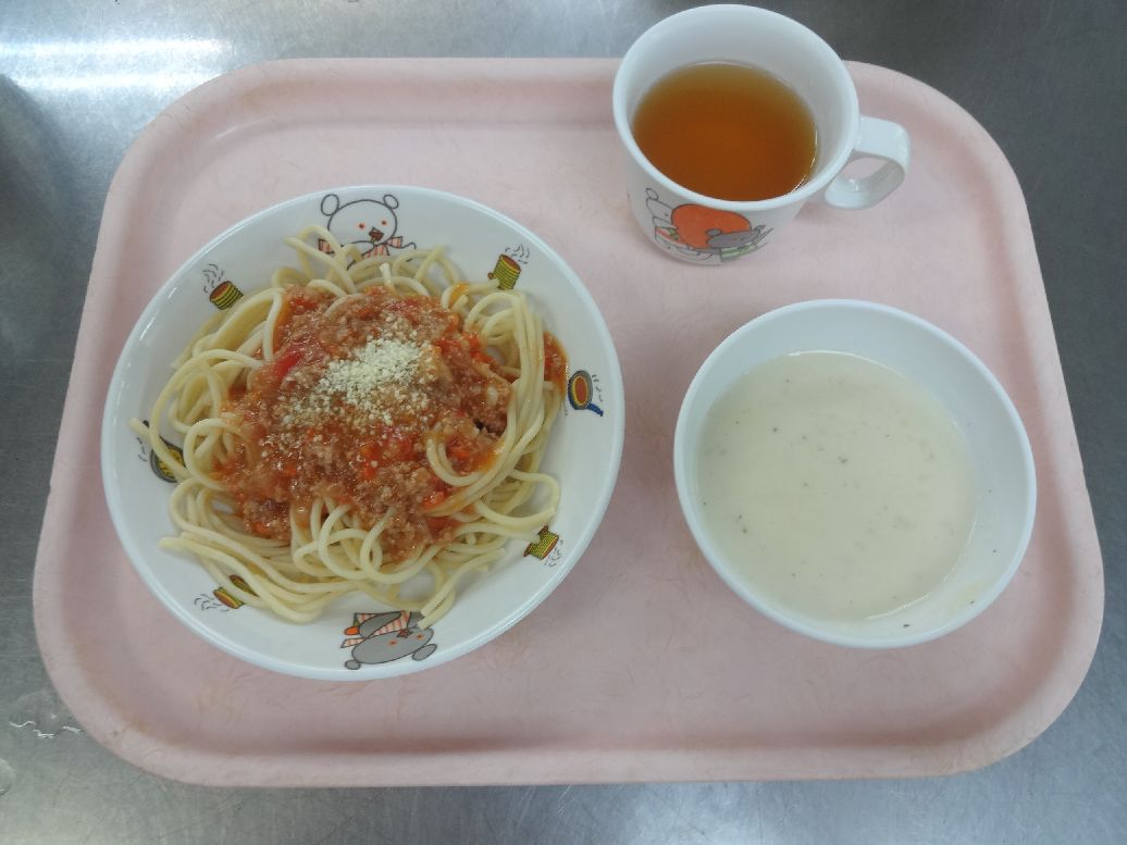 こども園の給食「<span>ミートスパゲティ じゃが芋のポタージュ ホットケーキ</span>」