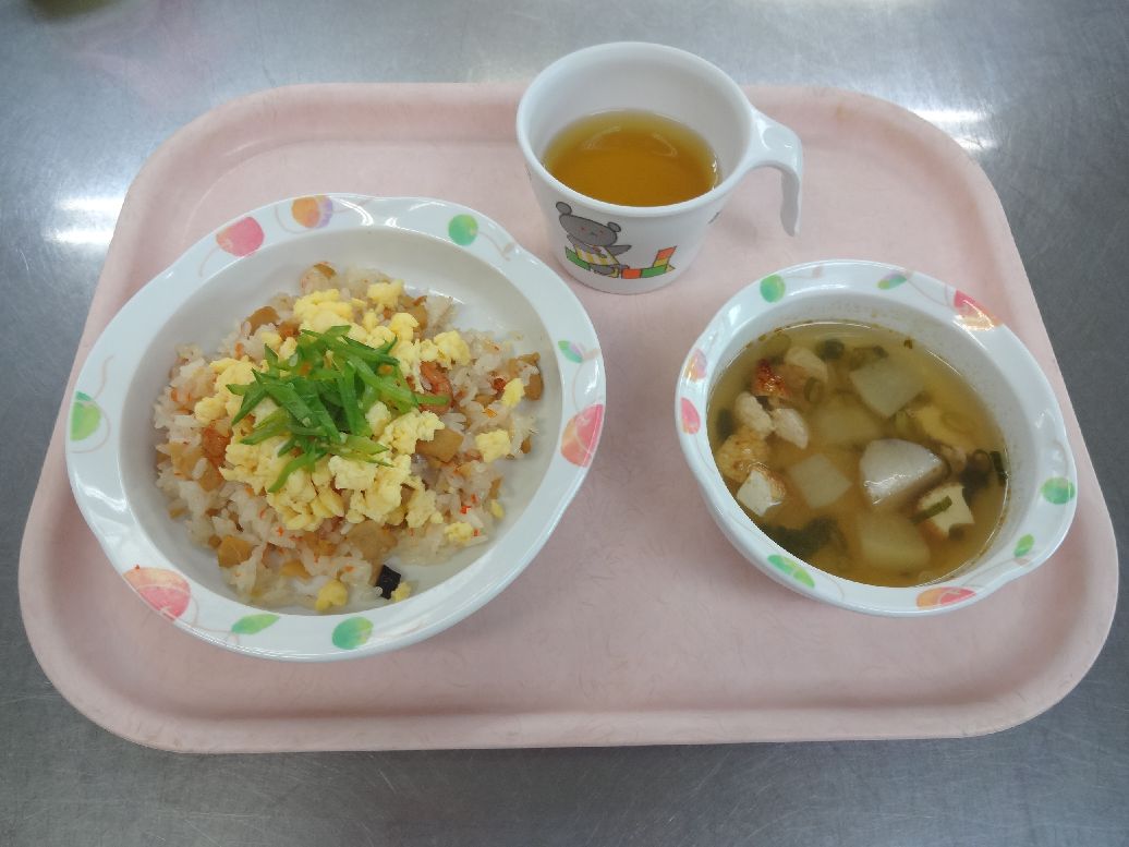 こども園の給食「<span>散らし寿司 五目汁 2日 菓子詰め合わせ 16.30日 ポップコーン</span>」