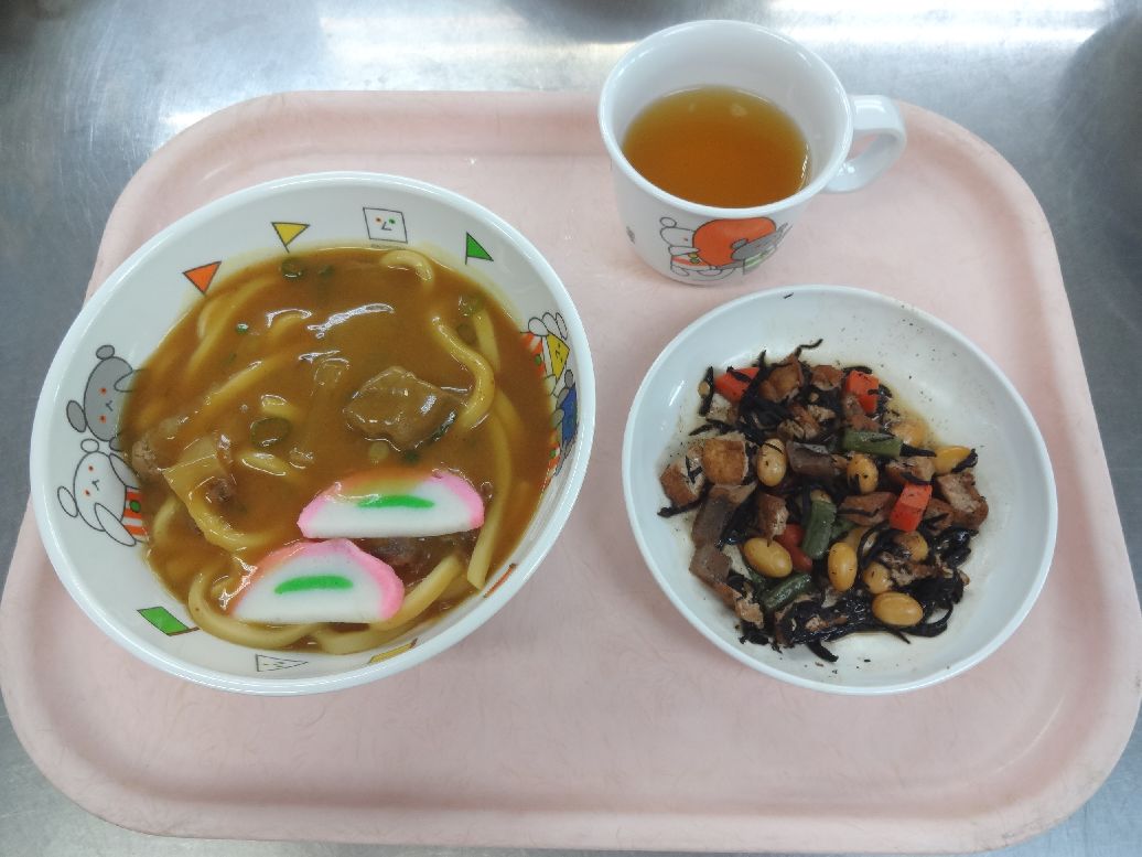 こども園の給食「<span>カレーうどん ひじき煮豆 ピザトースト </span>」