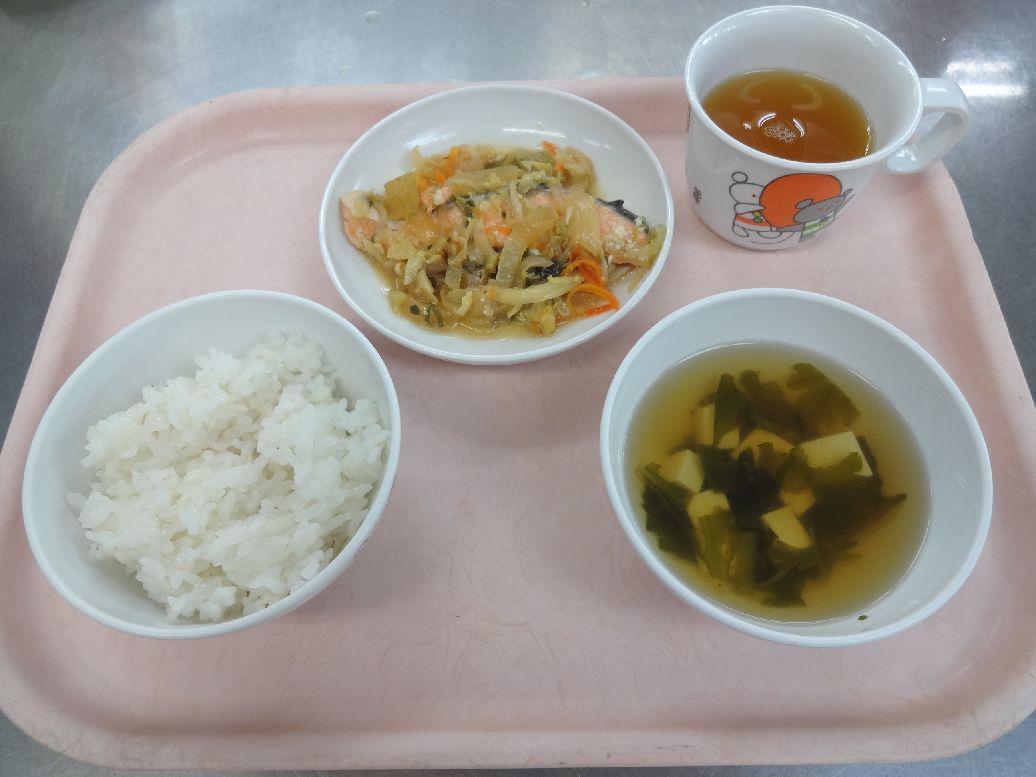 こども園の給食「<span>ごはん 鮭のちゃんちゃん焼き すまし汁 菓子</span>」