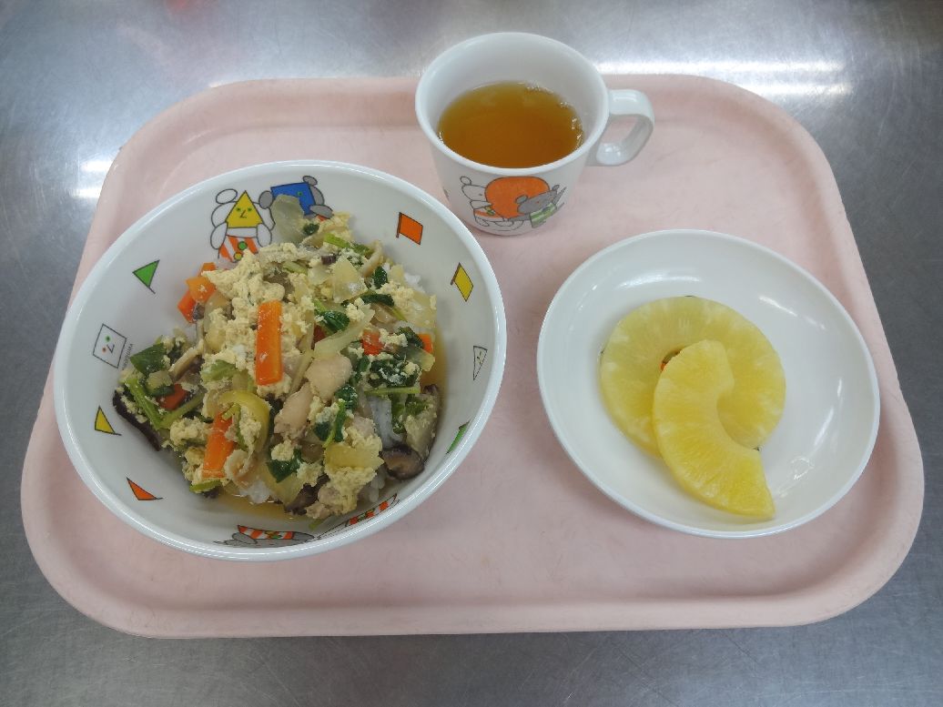 こども園の給食「<span>親子丼 パイン缶 菓子</span>」
