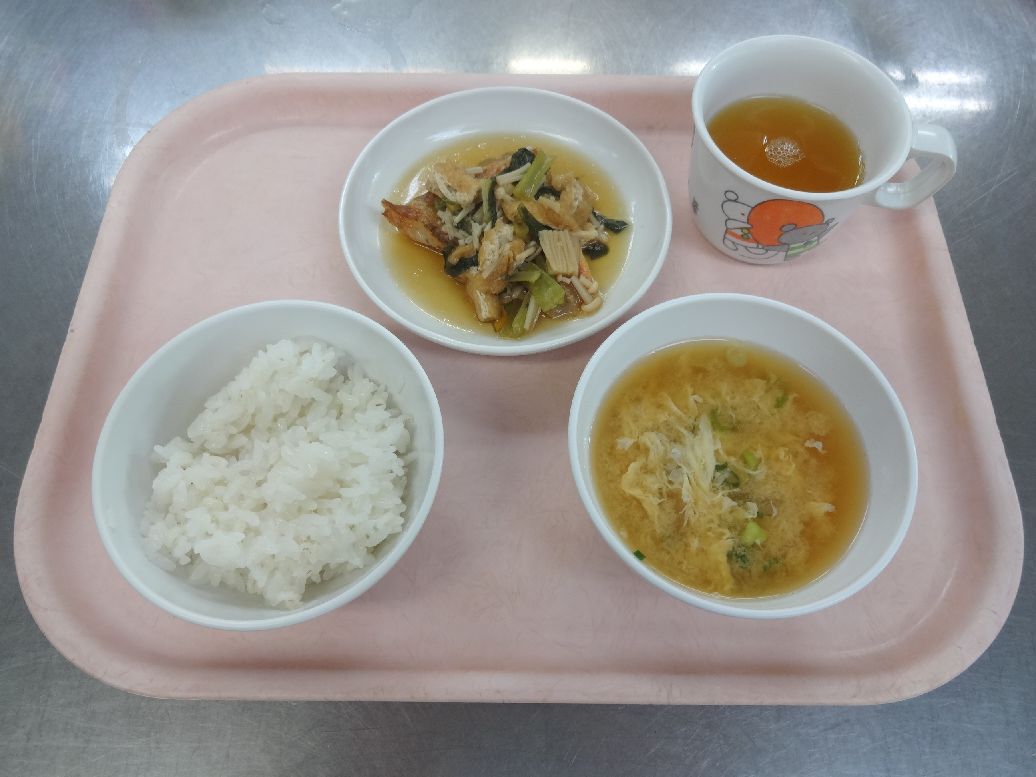 こども園の給食「<span>ごはん 魚の焼き浸し 味噌汁 菓子</span>」